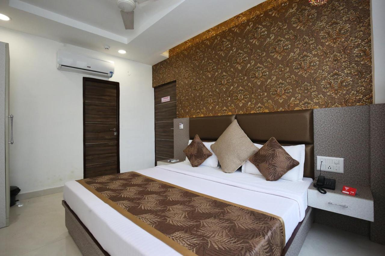 Oyo 9732 Amar Motel Nayagaon Екстериор снимка