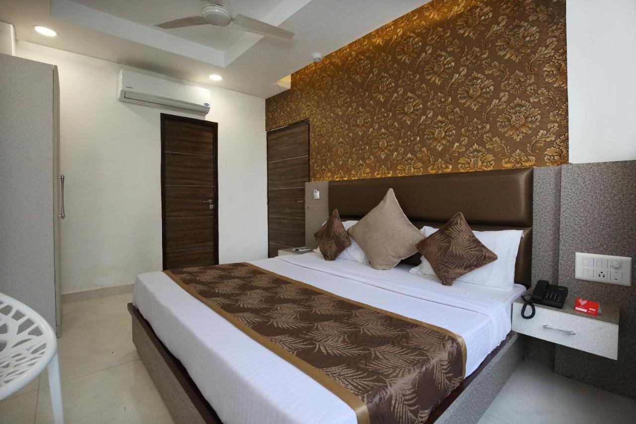 Oyo 9732 Amar Motel Nayagaon Екстериор снимка