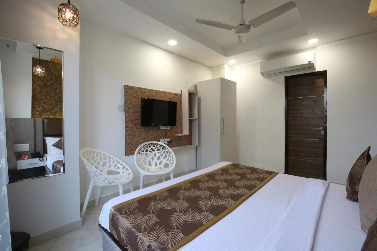 Oyo 9732 Amar Motel Nayagaon Екстериор снимка